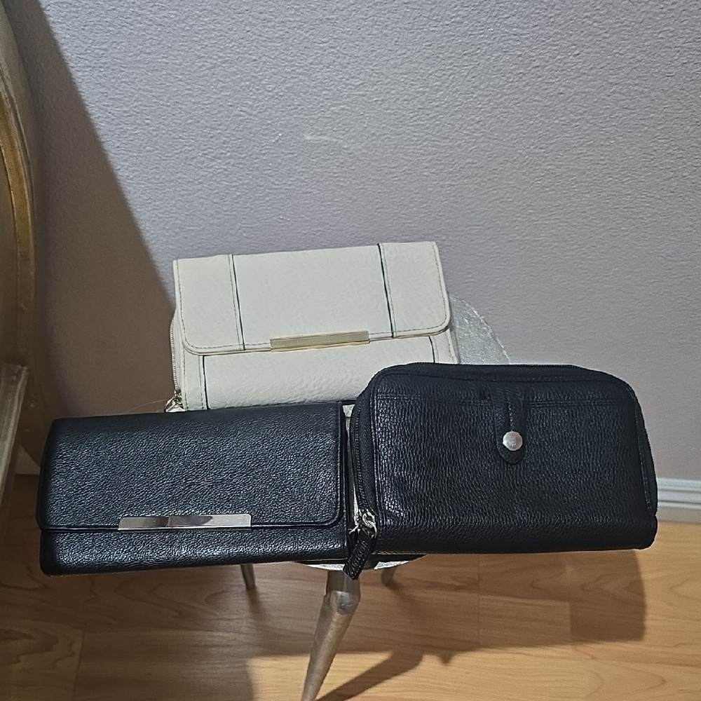 Chic Black and White Women's   Wallet Set  Of 3 And Chain NWOT